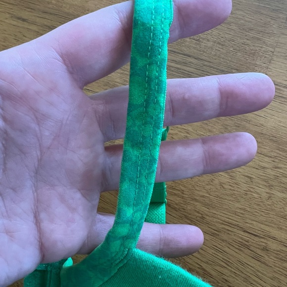Green Bra ☘️ (comes with 2 boyshorts) - Picture 4 of 7